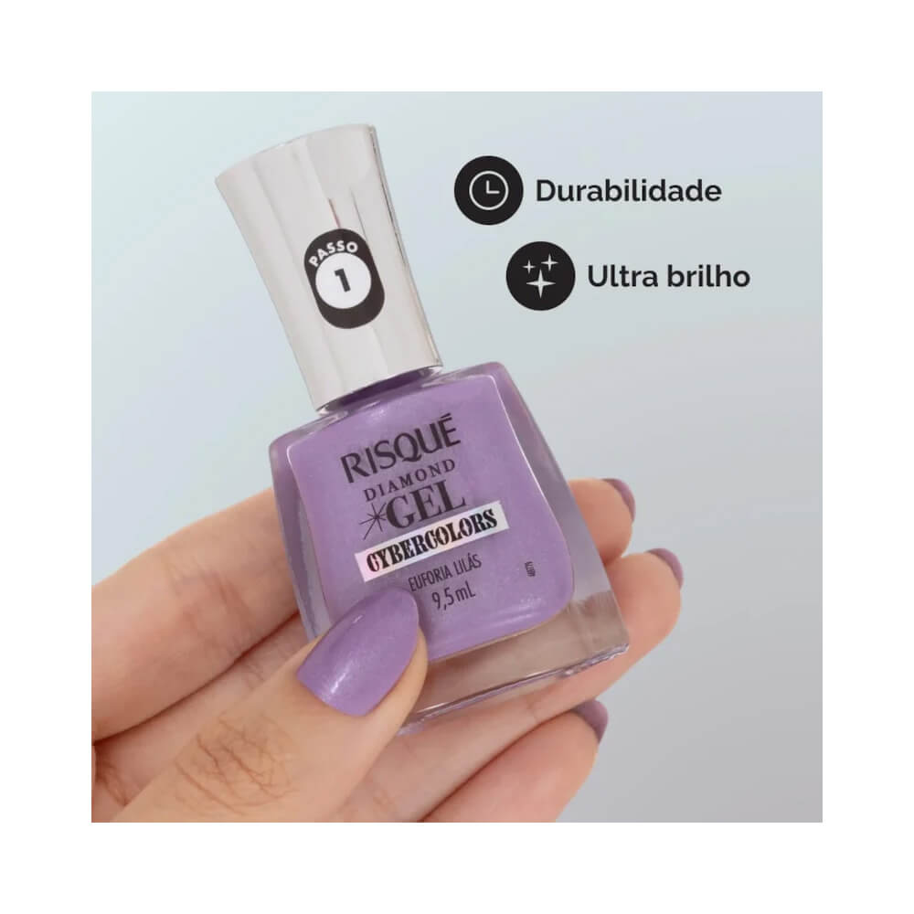 Mão segurando esmalte Risqué Diamond Gel Euforia Lilás com fundo roxo